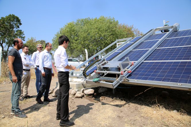 Güneş panellerini robot temizleyecek