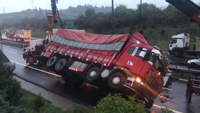 Tır devrildi Anadolu Otoyolu trafiğe kapandı