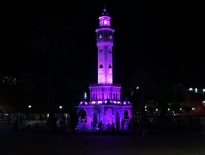 İzmir Saat Kulesi mor ışıkla aydınlatıldı