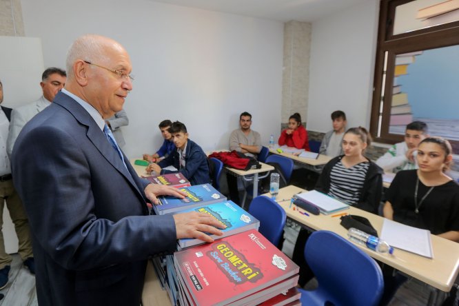 Başkan Yaşar, öğrencilere sınava hazırlık kitabı dağıttı