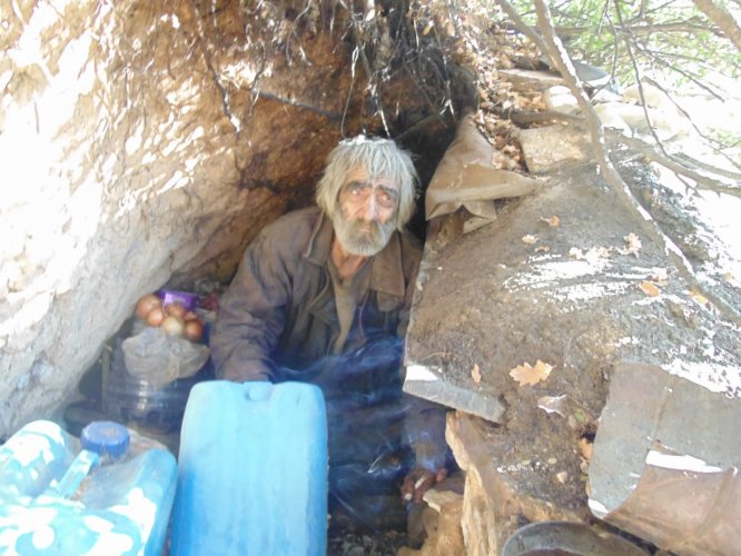 Yıllardır mağarada yaşayan adam kulübeye taşındı