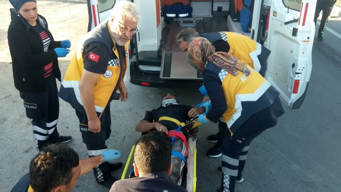 Kaza yapan sürücüye sağlık görevlilerinden hassas müdahale