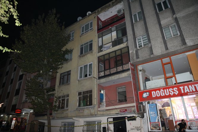 Bahçelievler'de depremden zarar gören bir bina boşaltıldı