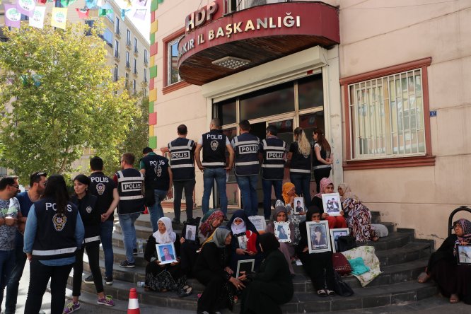 Diyarbakır annelerinin oturma eylemine bir anne daha katıldı