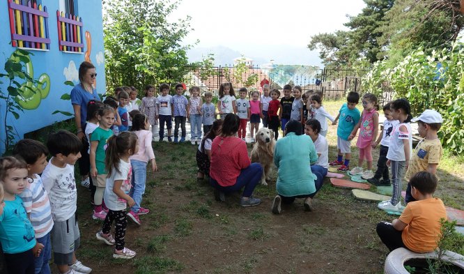 Minik öğrenciler "Meks" ile hayvan sevgisini öğreniyor