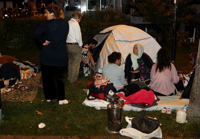 Bazı vatandaşlar geceyi parklarda geçiriyor