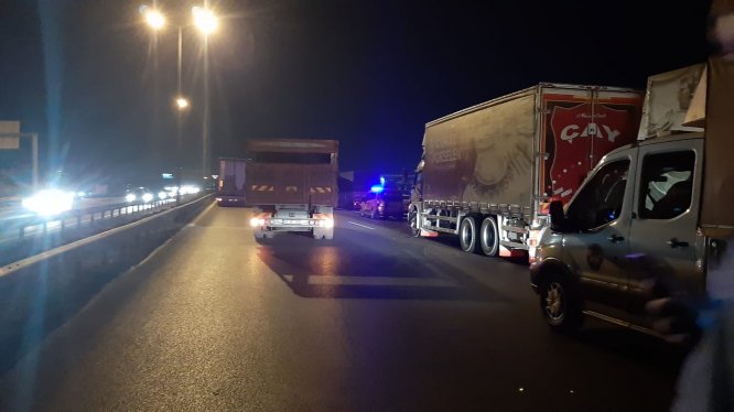 GÜNCELLEME - Kamyon devrildi, Anadolu Otoyolu trafiğe kapandı