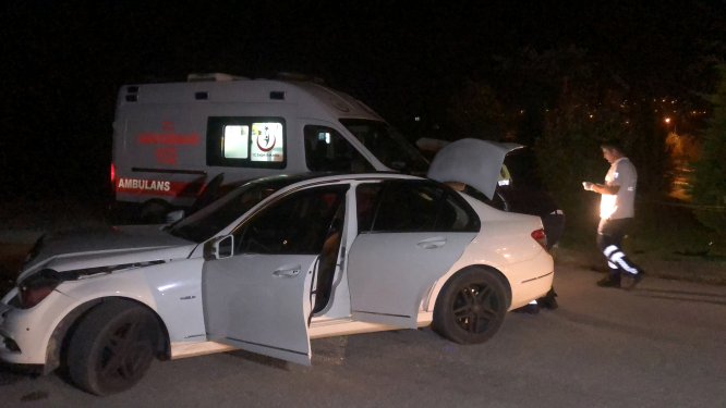 Ehliyetsiz sürücü polisten kaçmak isterken kaza yaptı