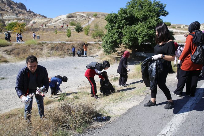 İHH gönüllüsü öğrenciler peribacaları arasında çöp topladı