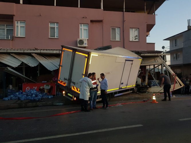 Kontrolden çıkan kamyon yayalara çarptı: 7 yaralı