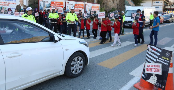 Kolluk personeli yaya nöbeti tuttu