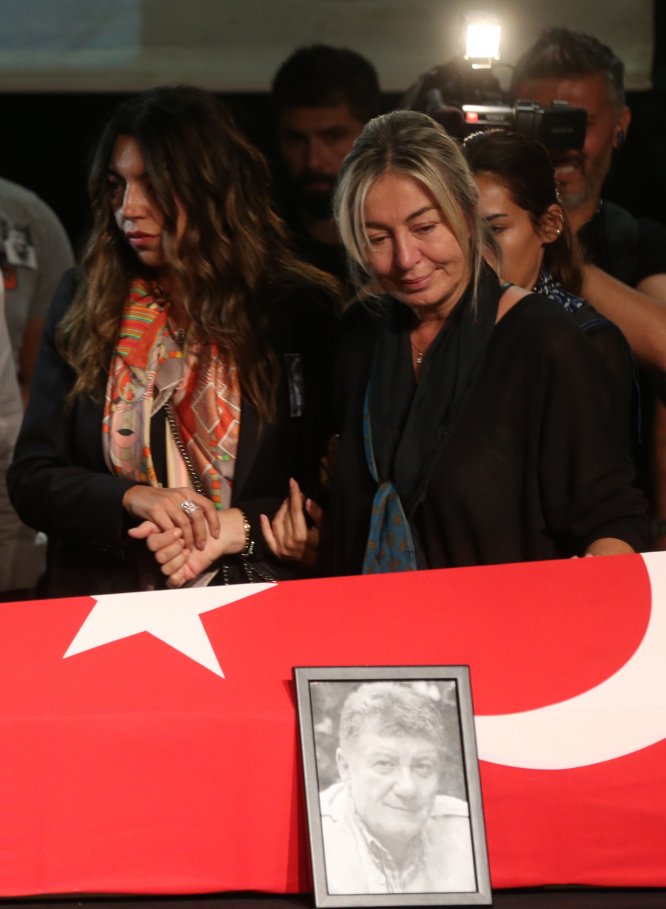 Usta oyuncu Tarık Ünlüoğlu son yolculuğuna uğurlanıyor