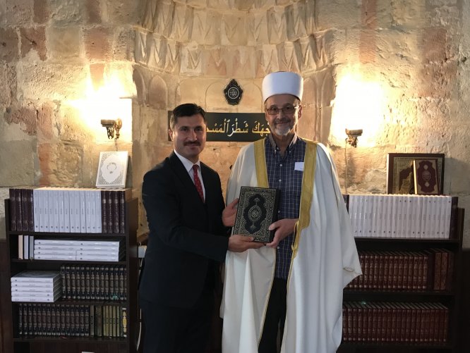 Sırbistan'da cami cemaatine Kur'an'ın Boşnakça meali dağıtıldı