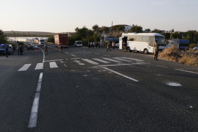 GÜNCELLEME 2 - Şanlıurfa'da askeri midibüs ile tır çarpıştı- Kazada 1 asker şehit oldu, 14 asker yaralı
