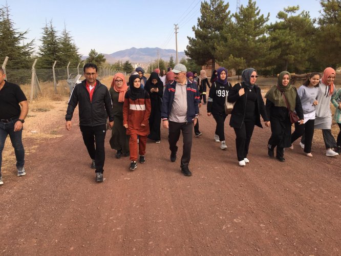 Vali Meral öğrencilerle sabah yürüyüşü yaptı
