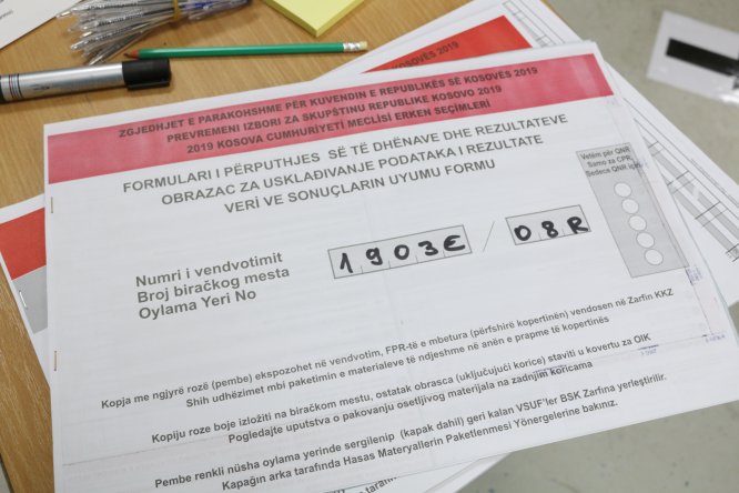 Kosova'da halk sandık başında