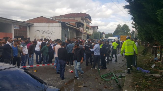 Sakarya'da tır otobüs durağına çarptı: 2 ölü, 3 yaralı