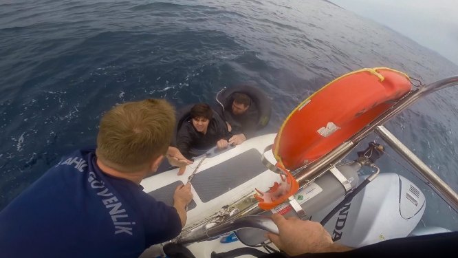 GÜNCELLEME - Batan bottaki 11 düzensiz göçmen kurtarıldı