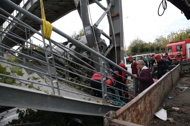 Sakarya'da tırın otobüs durağına çarptığı kaza