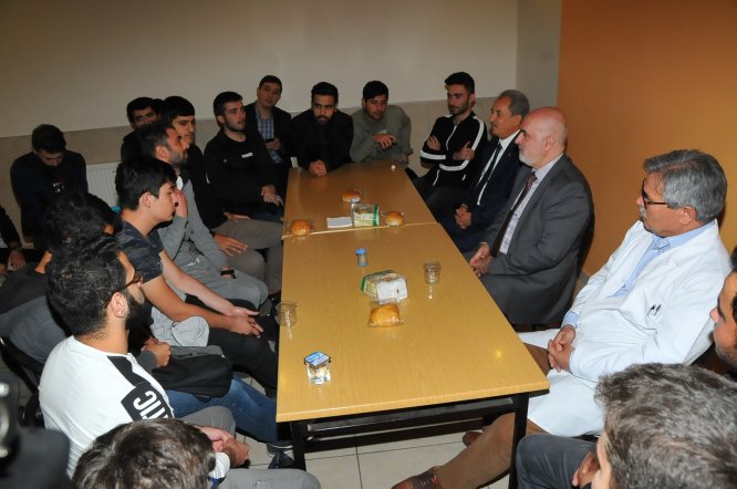 Başkan Akkaya üniversiteli gençlerle buluştu