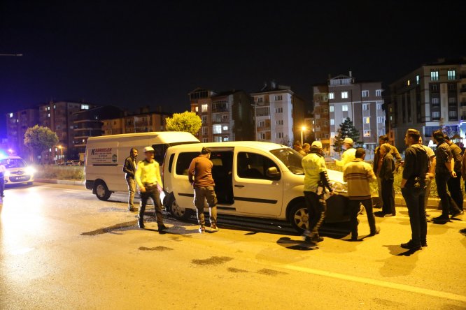 Minibüs polis aracına çarptı: 2'si polis, 3 yaralı