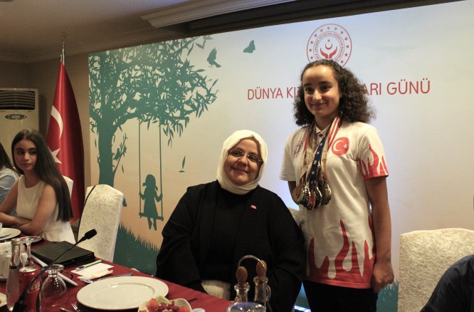 Bakan Selçuk kız çocuklarıyla buluştu