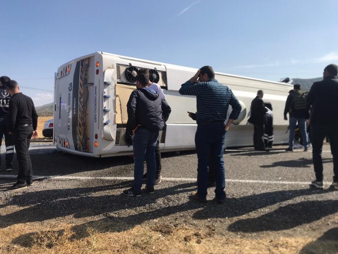 Bingöl'de yolcu midibüsü devrildi: 25 yaralı
