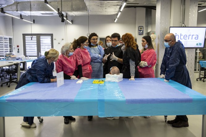 Hekimler, tıbbi kozmetik uygulamasını önce kadavrada tecrübe ediyor