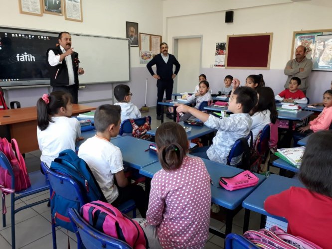 Öğrencilere, afet ve acil durum çantası eğitimi