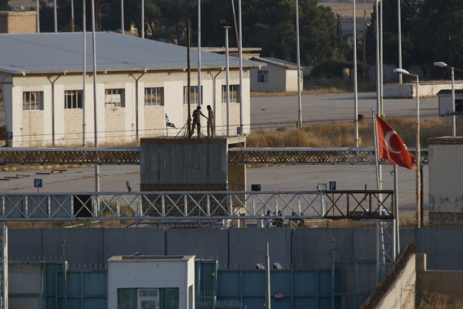 Tel Abyad'daki gümrük kapısına SMO bayrağı çekildi