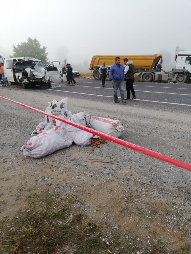 GÜNCELLEME - Bursa'da minibüs ile tır çarpıştı: 2 ölü, 1 yaralı