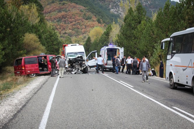 GÜNCELLEME - Kütahya'da iki minibüs çarpıştı: 1 ölü, 15 yaralı
