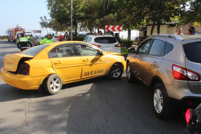 Sürücüsü polisten kaçan taksi, üç otomobile çarptı: 3 yaralı