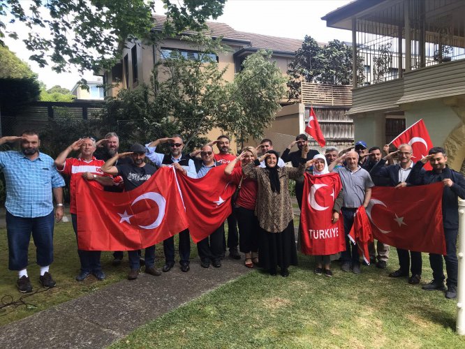 Avustralyalı Türklerden Mehmetçik'e asker selamı