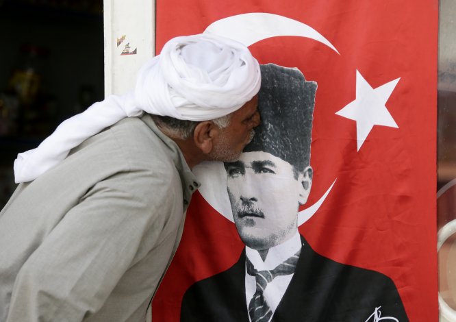 Mustafa Kemal dede sınırda torunlarına vatan sevgisi aşılıyor