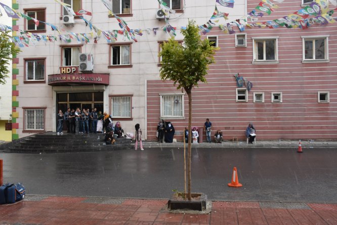 Yağmura rağmen evlat nöbetini sürdürdüler