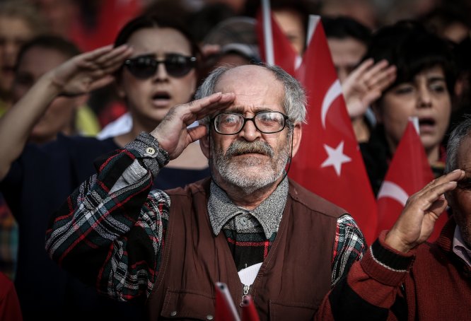 Bursa'da binlerce kişiden Mehmetçik'e asker selamı