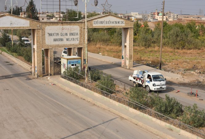 DÜZELTME - "Teröristler Rasulayn'dan Kızılhaç ambulansları ve sivil araçlarla kaçıyor" başlıklı haberimizde "Kızılhaç" ifadesi sehven kullanılmıştır. Haberimizi düzelterek yeniden yayımlıyoruz.Saygılarımızla.AA