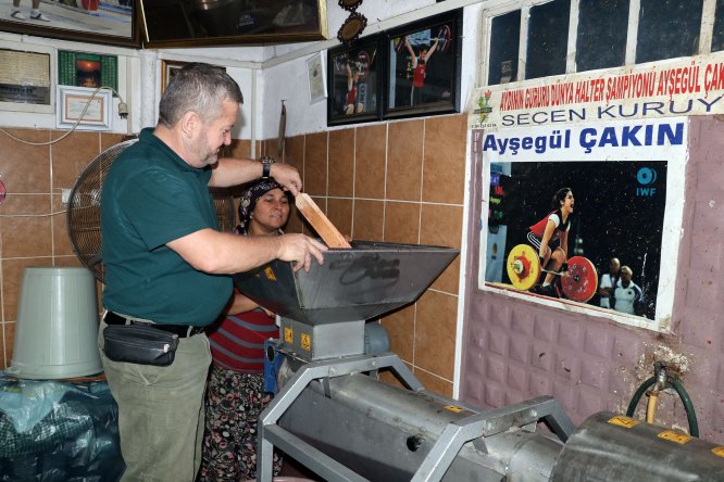 Genç halterci, ailesini gururlandırdı