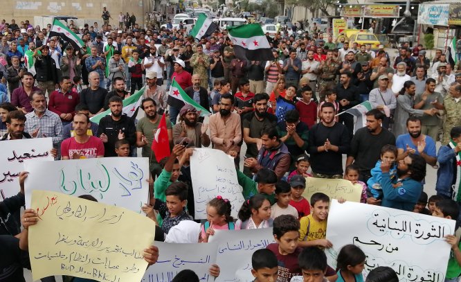 Münbiç'te yaşayanlar Esed rejimini protesto etti