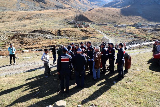 Anzer Yaylası'nda kaçak binaların yıkımına ara verildi