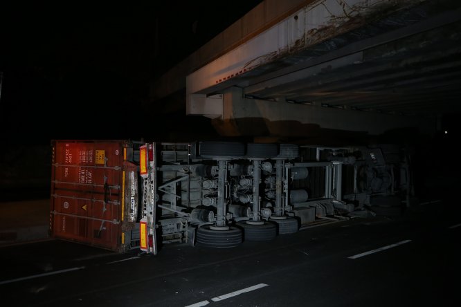 Bakırköy'de devrilen tırın şoförü yaralandı