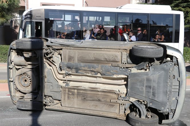 Kazada yan yatan aracın sürücüsü yaralandı