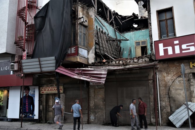 Mersin'de kullanılmayan binada çökme