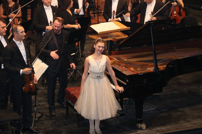 Ödüllü küçük piyanist Adana'da konser verdi