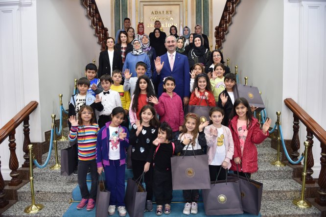 Adalet Bakanı Gül uçakta karşılaştığı öğrencileri makamında ağırladı