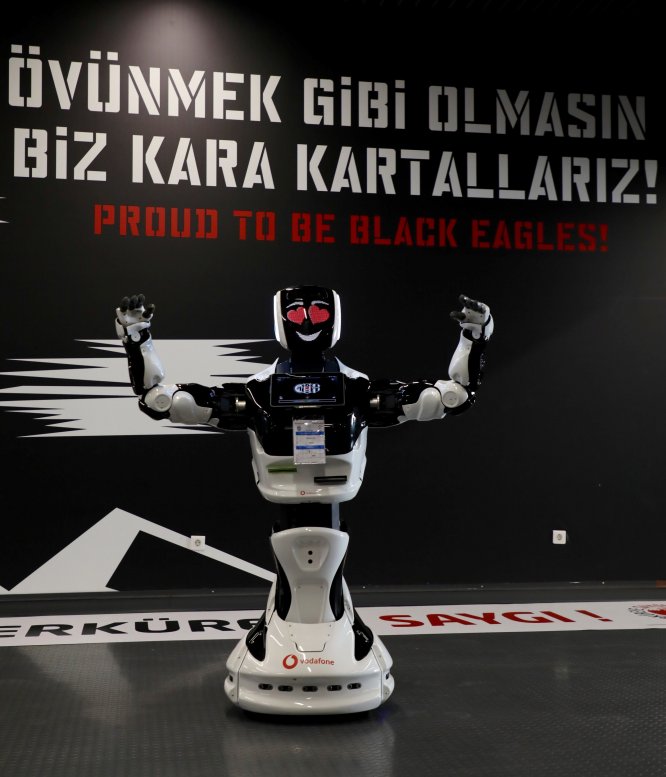 Vodafone'lu Robot Veysi, "derbi izleyen ilk robot" oldu
