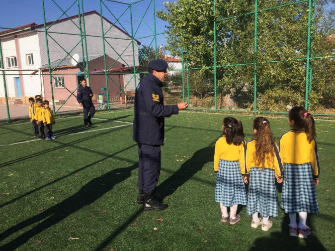 Jandarmadan öğrencilere trafik dersi