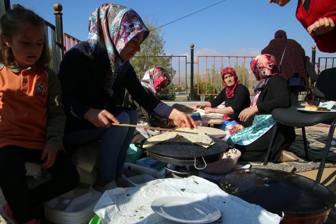 Mehmetçik ve öğrenciler yararına kermes