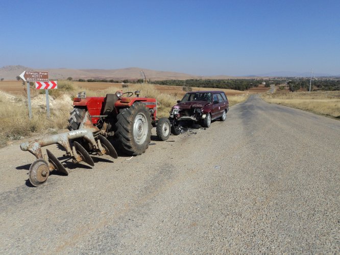 Beyşehir'de traktörle otomobil çarpıştı: 2 yaralı